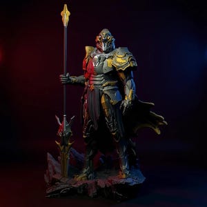 Op de afbeelding: Gedetailleerd beeldje van een futuristische krijger in donker pantser met gouden accenten, met een speer. De figuur staat op een rotsachtige basis, met een cape en helm. De achtergrond is donker met rode en blauwe verlichting.