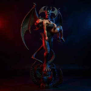 Op de afbeelding: Een gedetailleerd beeld van een gevleugelde demonfiguur die een menselijke figuur draagt. De demon is donkerblauw met hoorns en vleugels, terwijl de menselijke figuur bleek is. Het beeld staat tegen een donkere achtergrond met rode en blauwe verlichting.