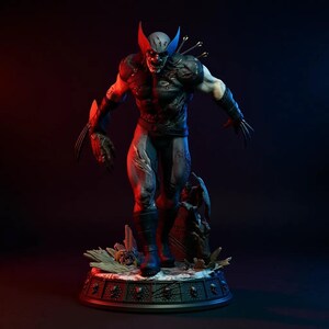 Peut inclure: Statue détaillée d'une figure monstrueuse avec une tête grise, des accents rouges et bleus, et des griffes. La figurine est posée sur une base détaillée avec un fond sombre, éclairé par des lumières rouges et bleues. La statue a plusieurs lames.