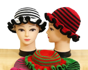 Cappello a balze a righe all'uncinetto, secchiello lavorato a maglia con bordo ondulato fatto a mano