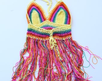 Top de bikini de playa estilo boho con borlas de ganchillo arcoíris, top de bikini halter hecho a mano.