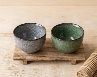 Sakekoppar i keramik med grön is, japansk teservis, zenporslinsseri