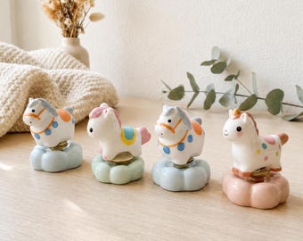 Söt snurrande häst på skrivbordet | Fidgetleksak i keramik | Kawaii roterande figur | Stressavlastande present | Söt skrivbordsdekoration