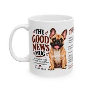 Può includere: Una tazza in ceramica bianca con l'illustrazione di un bulldog francese marrone, il testo THE GOOD NEWS MUG e il versetto biblico Mark 16:15. Il design include piccoli cuori rossi e ulteriore testo religioso stampato in inchiostro nero e rosso.