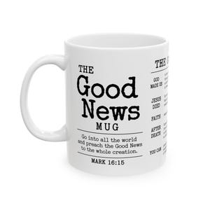 Può includere: Una tazza in ceramica bianca con testo nero che recita The Good News Mug, con il versetto biblico Marco 16:15 e la citazione Go into all the world and preach the Good News to the whole creation, insieme a un elenco di concetti religiosi.