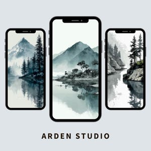 Könnte beinhalten: Drei Smartphones, die eine Aquarelllandschaft mit Bergen, Bäumen und einem See zeigen. Das Kunstwerk ist in Grau- und Blautönen gehalten, mit Spiegelungen im Wasser. Der Text "ARDEN STUDIO" befindet sich unten.