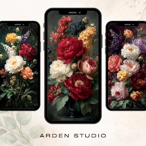 Op de afbeelding: Witte keramische mok met een zwart oor en de tekst "But First, Coffee" in zwarte letters. De mok, gevuld met een donkere drank, staat op een houten oppervlak.