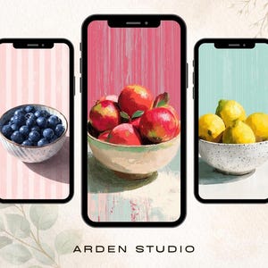 Puede incluir: Tres pantallas de smartphone que muestran pinturas de naturalezas muertas. Una muestra arándanos en un cuenco, otra manzanas y la tercera limones. Los fondos son de rayas rosas, rojos y turquesas. El texto "ARDEN STUDIO" está en la parte inferior.