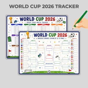 以下が含まれることがあります： ワールドカップ2026のトラッカーシート2枚セット。グループステージの試合記録用とノックアウト方式のトーナメント表が含まれています。トロフィー、サッカーボール、ホイッスル、国旗などのカラフルなサッカー関連のイラストが描かれており、スコアを記入するための空白スペースがあります。