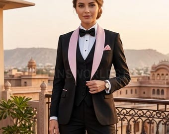 Trajes de tres piezas de diseñador para damas de honor en color negro con solapa rosa.