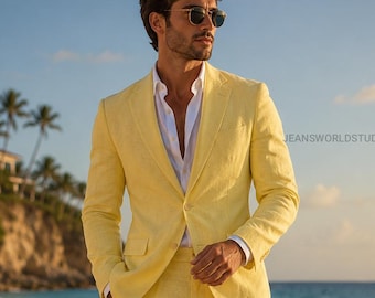 Peut inclure: Un costume jaune vif composé d'un blazer simple boutonnage à revers crantés et d'un pantalon assorti, porté sur une chemise blanche boutonnée. Le texte JEANSWORLDSTUDIO est visible sur le côté droit de l'image.