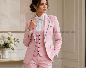 Peut inclure: Un costume trois-pièces rose clair composé d'une veste, d'un gilet et d'un pantalon. La veste et le gilet présentent un passepoil noir le long des revers et des poches. L'ensemble est porté avec une chemise blanche et un nœud papillon. Texte : JEANSWORLDSTUDIO.