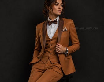 Conjunto de casamento feminino de três peças em tom marrom ferrugem, corte slim, estilo clássico.