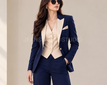 Traje de tres piezas azul marino para mujer: blazer entallado, chaleco con pantalón beige (atuendo para invitada de boda).