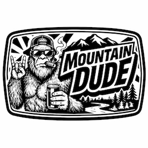 Puede incluir: Gráfico en blanco y negro de una criatura parecida a Bigfoot con gafas de sol y gorra, fumando un cigarro y sosteniendo una lata. El texto "MOUNTAIN DUDE" se muestra de forma destacada, con una escena de montaña y bosque de fondo.