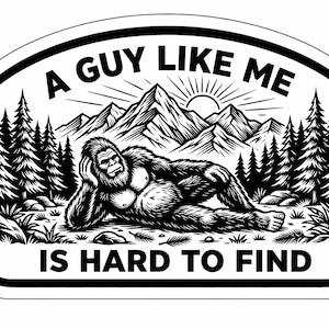Könnte beinhalten: Schwarz-weiße Grafik eines Bigfoot, der sich in einer Waldszene entspannt. Das Bild zeigt Berge, Bäume und den Text "A Guy Like Me Is Hard To Find" in einem schwarzen, abgerundeten Rechteck.