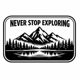 Puede incluir: Gráfico rectangular en blanco y negro con el texto "NEVER STOP EXPLORING". El diseño presenta una cordillera, un bosque y un lago, todos en silueta. La imagen está enmarcada con un rectángulo redondeado.