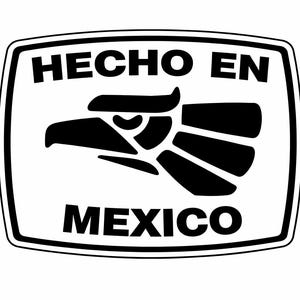 Op de afbeelding: Een zwart-wit rechthoekig embleem met de tekst "HECHO EN MEXICO" en een gestileerde adelaarskop. De adelaar is in profiel afgebeeld, met een scherpe snavel en gedetailleerde veren. De tekst is vetgedrukt en sans-serif.