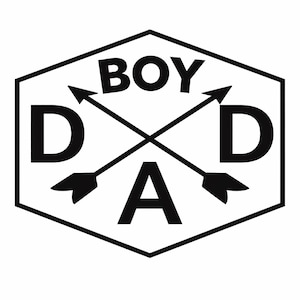 Può includere: Design grafico in bianco e nero con la scritta "BOY DAD" all'interno di un esagono. Le lettere "D" e "A" sono disposte attorno a frecce incrociate, creando un forte impatto visivo.