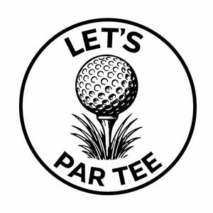以下が含まれることがあります： 「LET'S PAR TEE」の文字が入った白黒の円形グラフィック。デザインは、ティーに乗ったゴルフボールと、その下の草の葉を特徴とし、すべて黒い円形の境界線の中にあります。