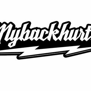 Puede incluir: Gráfico en blanco y negro con el texto "Mybackhurts" en una fuente audaz y estilizada. El texto está encima de un diseño de rayo estilizado. El diseño está sobre un fondo blanco.