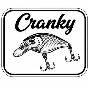 Op de afbeelding: Zwart-wit illustratie van een vislokmiddel met het woord "Cranky" erboven. Het lokmiddel is gedetailleerd met schubben, een lip en twee dreg haken, alles binnen een rechthoekig kader.