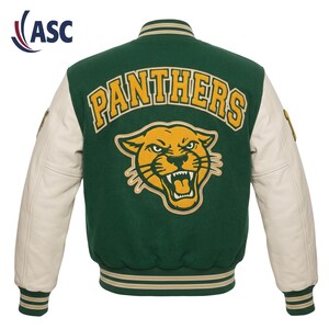 Op de afbeelding: Een groen varsity-jack met crèmekleurige mouwen en gestreepte boorden bij de kraag, mouwen en zoom. De achterkant is voorzien van een grote gele panterkopafbeelding en het woord PANTHERS in gele, gebogen letters met een donkere rand.