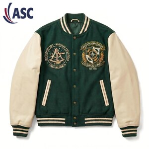 Pode incluir: Um casaco varsity verde-escuro com mangas cor de creme, apresentando punhos e gola canelados às riscas. O peito exibe emblemas bordados com o texto "Cartography Unit", "Northern Expeditions" e "Augrek Research Group".
