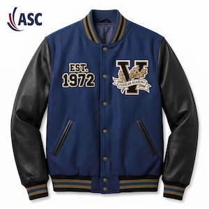 Può includere: Una giacca varsity blu con maniche in pelle nera, chiusura con bottoni a pressione e colletto, polsini e orlo a coste a righe. Sul petto sono presenti la scritta EST. 1972 e una grande lettera V con foglie di quercia e VERIDIAN ACADEMY.