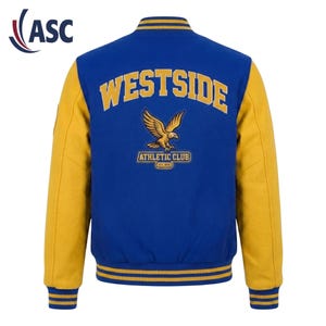 Può includere: Una giacca varsity blu con maniche gialle e bordi a coste a righe su colletto, polsini e orlo. Il retro presenta la scritta gialla WESTSIDE, un'aquila grafica e il testo ATHLETIC CLUB EST. 1978 in un design a toppa giallo e blu.