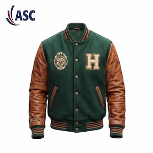 Op de afbeelding: Een groene varsity-jas met bruine leren mouwen, voorzien van een letter H-patch op de borst en een Pacific Northwest Adventurers Club-patch. De jas heeft een knoopsluiting, gestreepte boorden en de tekst Mountain Division op de mouw.