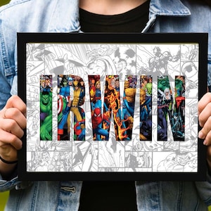 Op de afbeelding: Een rechthoekige zwarte lijst met een aangepaste print waarin de naam IRWIN in grote blokletters staat. De letters zijn gevuld met kleurrijke illustraties van stripfiguren, geplaatst tegen een achtergrond van zwart-witte stripverhaalpanelen.