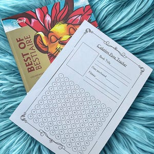 Może przedstawiać: Kolorowanka "Best of Bestiaire" Disneya z ilustracją lwa. Widoczny jest arkusz "Coloring Page Tracker" z miejscem na tytuł książki, datę i notatki oraz ponumerowanymi kółkami.