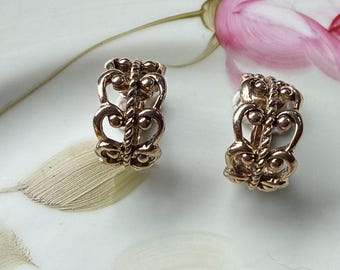 Vintage Avon gesigneerde goudkleurige scrollwork clipoorbellen | Barokke opengewerkte jaren 70 | Sierlijke hartrol | Verklaring kostuumsieraden