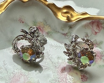 Pendientes vintage con pedrería AB y cierre de rosca / Corona de filigrana plateada con cristal Aurora Boreal / Joyería de fantasía de los años 50 y 60