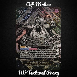 Puede incluir: Una tarjeta de intercambio negra y plateada con Marshall D. Teach de la serie One Piece. La tarjeta tiene un efecto holográfico y el texto "OP Maker" y "UW Textured Proxy". El valor de la tarjeta es 10 y 12000.