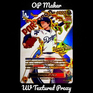 Puede incluir: Una tarjeta coleccionable con un personaje estilo anime vistiendo un uniforme de béisbol de los Los Angeles Dodgers. La tarjeta muestra el texto Portgas D. Ace, World Series 2025 y reglas de juego. Tiene un acabado holográfico con llamas amarillas.