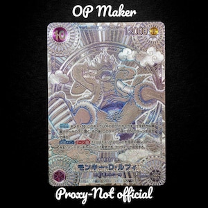 Peut inclure: Carte de collection holographique avec une illustration de personnage et du texte japonais. La carte est argentée et dorée, avec le texte "OP Maker" en haut et "Proxy-Not official" en bas. La carte a une valeur de 12000.