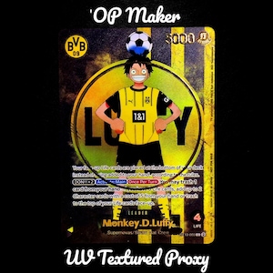 Peut inclure: Une carte à collectionner avec un personnage de dessin animé portant un maillot de foot jaune et noir avec le texte "LUCY". La carte présente un ballon de foot sur la tête du personnage et le texte "BVB 09" et "5000". La carte est étiquetée "UV Textured Proxy".