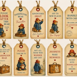Könnte beinhalten: Eine Sammlung von Gepäckanhängern im Vintage-Stil mit Paddington Bär-Illustrationen. Jeder Anhänger, mit Kordel gebunden, hat ein einzigartiges Design mit Text wie "Abenteuer erwarten" und "Vorsicht".