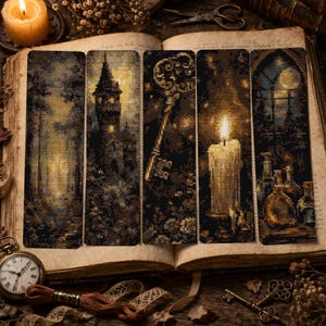 Puede incluir: Conjunto de cinco marcapáginas decorativos con ilustraciones de temática gótica. Cada marcapáginas presenta un diseño diferente, incluyendo un castillo, una llave, una vela y una ventana iluminada por la luna. Los marcapáginas se muestran en un libro antiguo abierto.