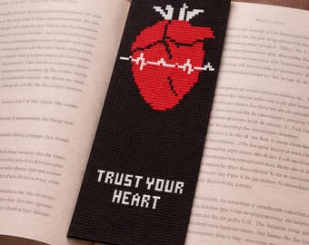 Patrón de punto de cruz para marcapáginas en forma de corazón, diseño "Confía en tu corazón" (PDF)