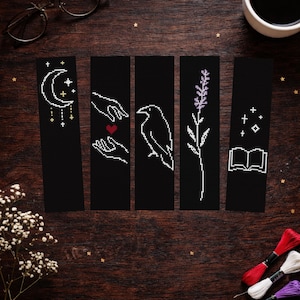 Puede incluir: Un juego de tres tazas de cerámica con un acabado mate moteado. Las tazas son de color crema, gris claro y gris oscuro. Cada taza tiene un diseño simple y minimalista.