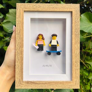 Könnte beinhalten: Eine weiße Keramik-Tasse mit schwarzem Henkel und dem Text "But First, Coffee" in fetter, schwarzer Schrift. Die Tasse steht vor einem neutralen Hintergrund, der ihr schlichtes Design hervorhebt.