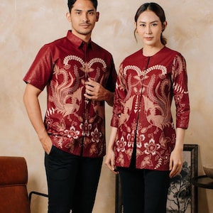 Puede incluir: Un juego de tres tazas de cerámica con un acabado mate moteado. Las tazas son en tonos crema, gris claro y gris oscuro. Cada taza tiene un diseño simple y minimalista, perfecto para café o té.