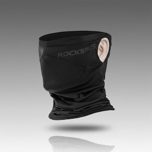Puede incluir: Cubierta facial negra con la palabra "ROCKBROS" impresa en el lateral. La cubierta tiene un panel de malla sobre la boca y un recorte para la oreja. El material parece ser una tela transpirable.