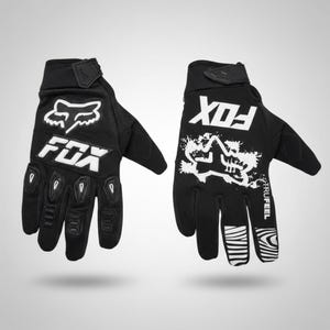 Puede incluir: Un par de guantes de carreras Fox negros con logotipos y detalles en blanco. Los guantes presentan el logotipo y el texto de Fox, con acolchado reforzado en la palma y los dedos. Tienen correas de mu&ntilde;eca ajustables.