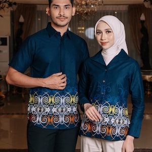 Puede incluir: Una taza de cerámica blanca con un asa negra y el texto "But First, Coffee" en negro, en negrita. La taza está sobre una superficie blanca.