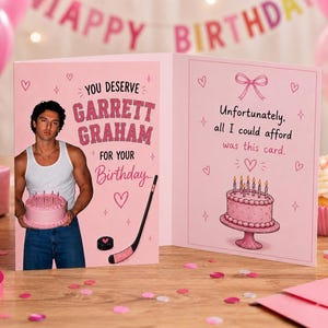 Può includere: Un biglietto d'auguri rosa con la foto di una persona in canotta bianca che tiene una torta rosa, il testo YOU DESERVE GARRETT GRAHAM FOR YOUR BIRTHDAY, una mazza da hockey e un disco. Il testo interno recita Unfortunately, all I could afford was this card.