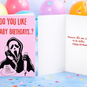 Può includere: Biglietto di auguri rosa con la scritta "DO YOU LIKE SCARY BIRTHDAYS..?" e una grafica nera di una figura spettrale che tiene in mano un telefono e un coltello. All'interno c'è scritto "Because this one is about to be killer. Happy Birthday!"